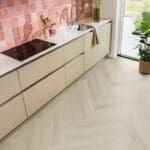 Ambiant Spigato XL Valento Beige Walvisgraat Dryback PVC - 6080101219 - Solza.nl