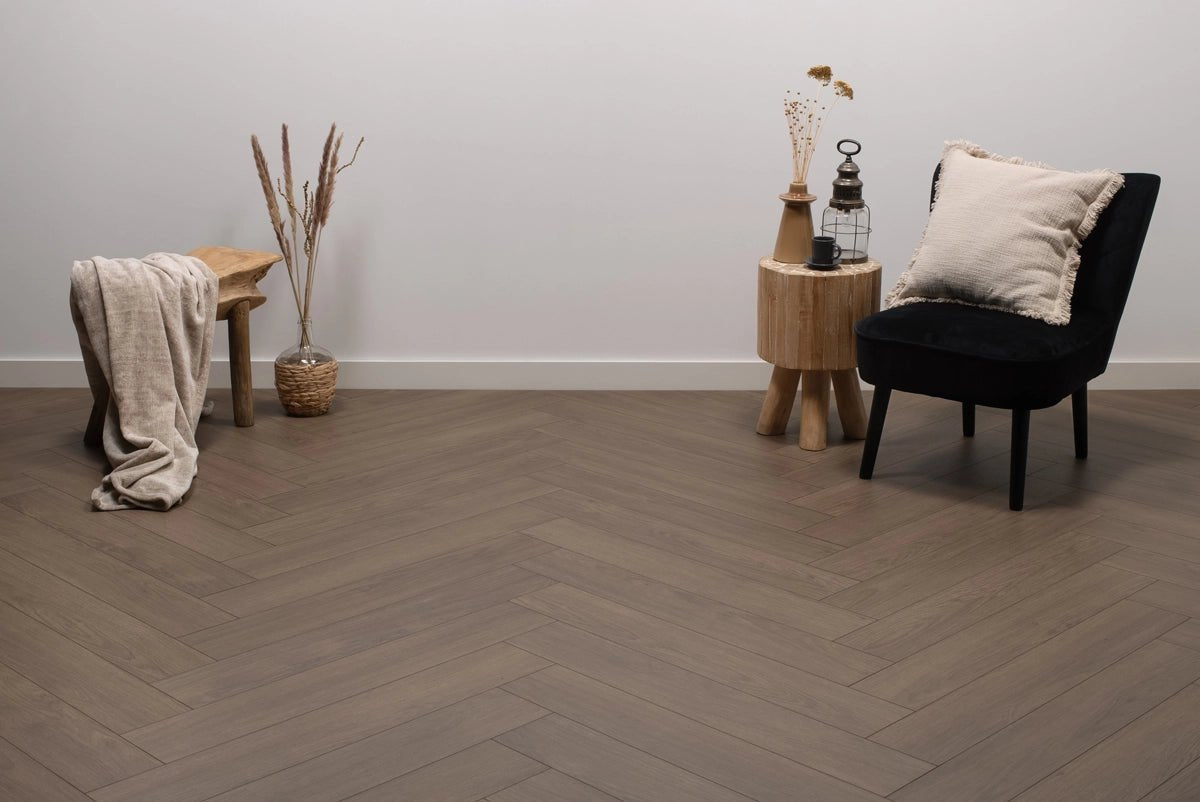 Floer Ceto Cacaobruin Hybride Laminaat Walvisgraat FLR - 1615 - Solza.nl