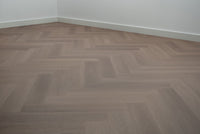 Floer Greige Eiken Visgraat Click PVC FLR - 3930 - Solza.nl