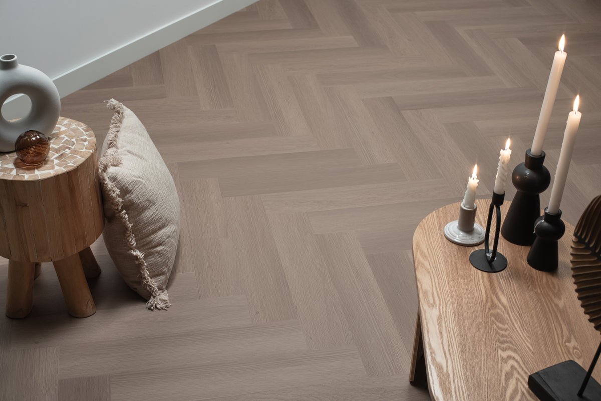 Floer Greige Eiken Visgraat Plak PVC FLR - 3511 - Solza.nl
