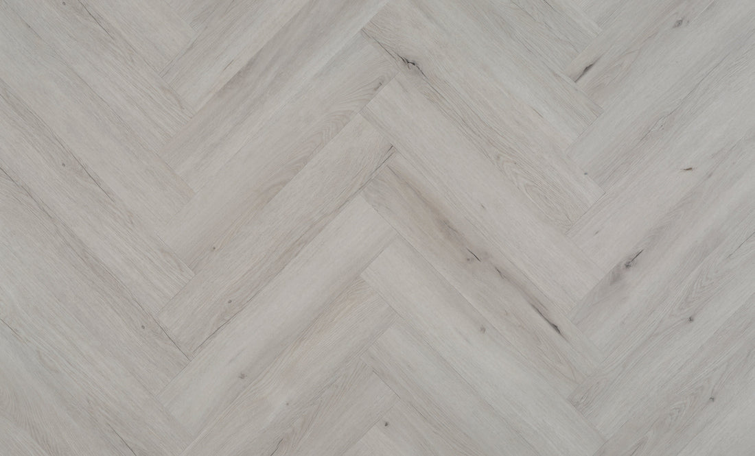 ParquetVinyl Mantaro Fossil - Visgraat Plak PVC - 146 x 730 mm - MAN-HB-DB-5611 - Solza.nl