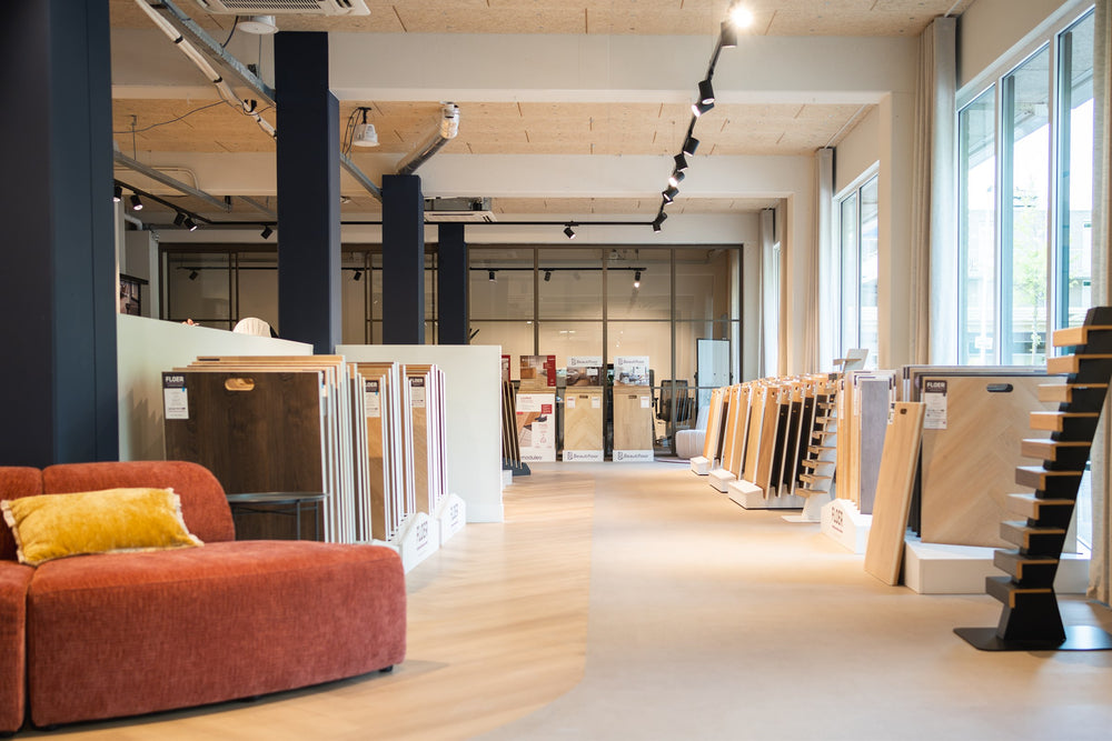 De showroom van Solza in Alphen aan den Rijn met vloerstalen op borden