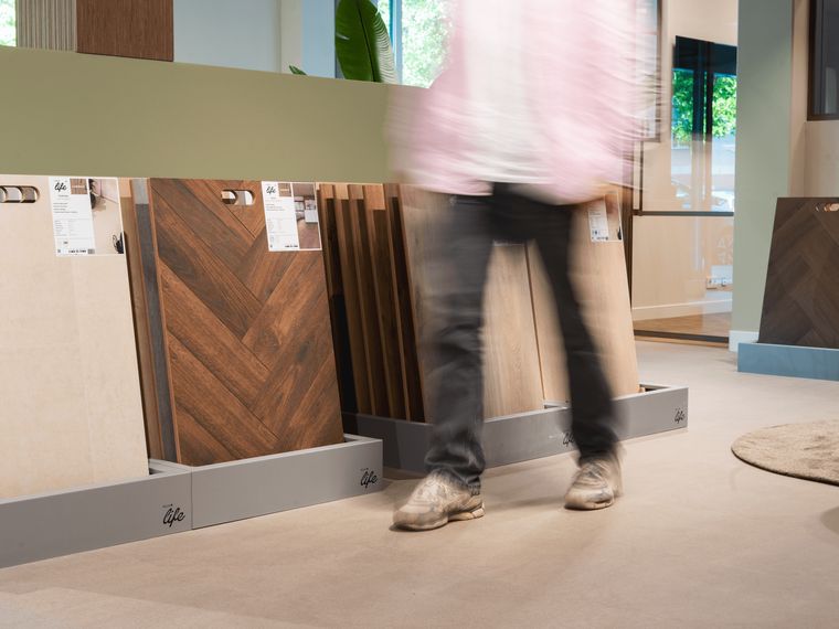 De showroom van Solza in Alphen aan den Rijn met vloerstalen op rekken