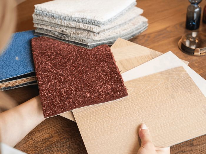 Vloer- en tapijtstalen naast elkaar op tafel in de showroom