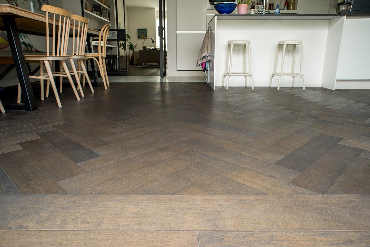 Floer Visgraat Parket Rustiek Eiken Multiplank Carbon Zwart Geolied FLR-4014 - Solza.nl
