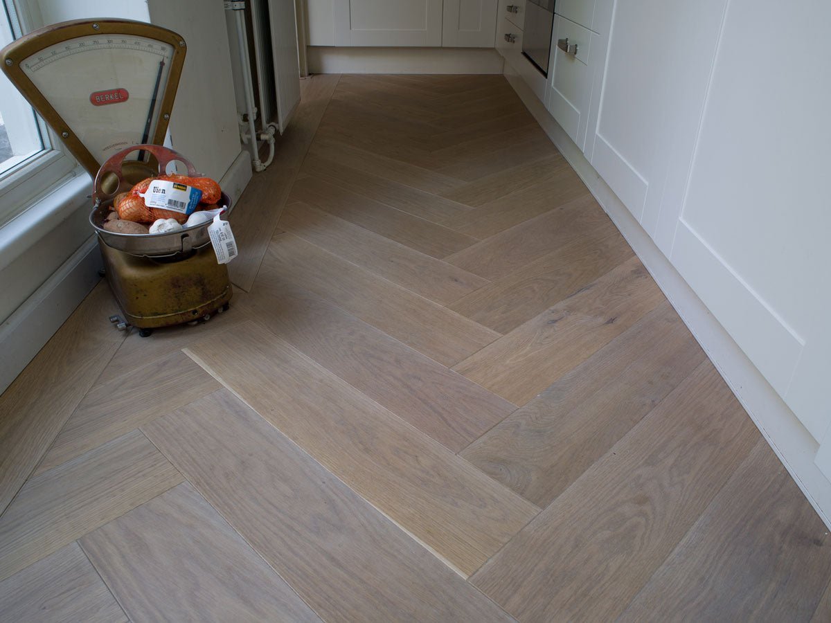 Floer Visgraat Parket Rustiek Eiken Multiplank Enkel Gerookt & Wit Geolied FLR-4003 - Solza.nl