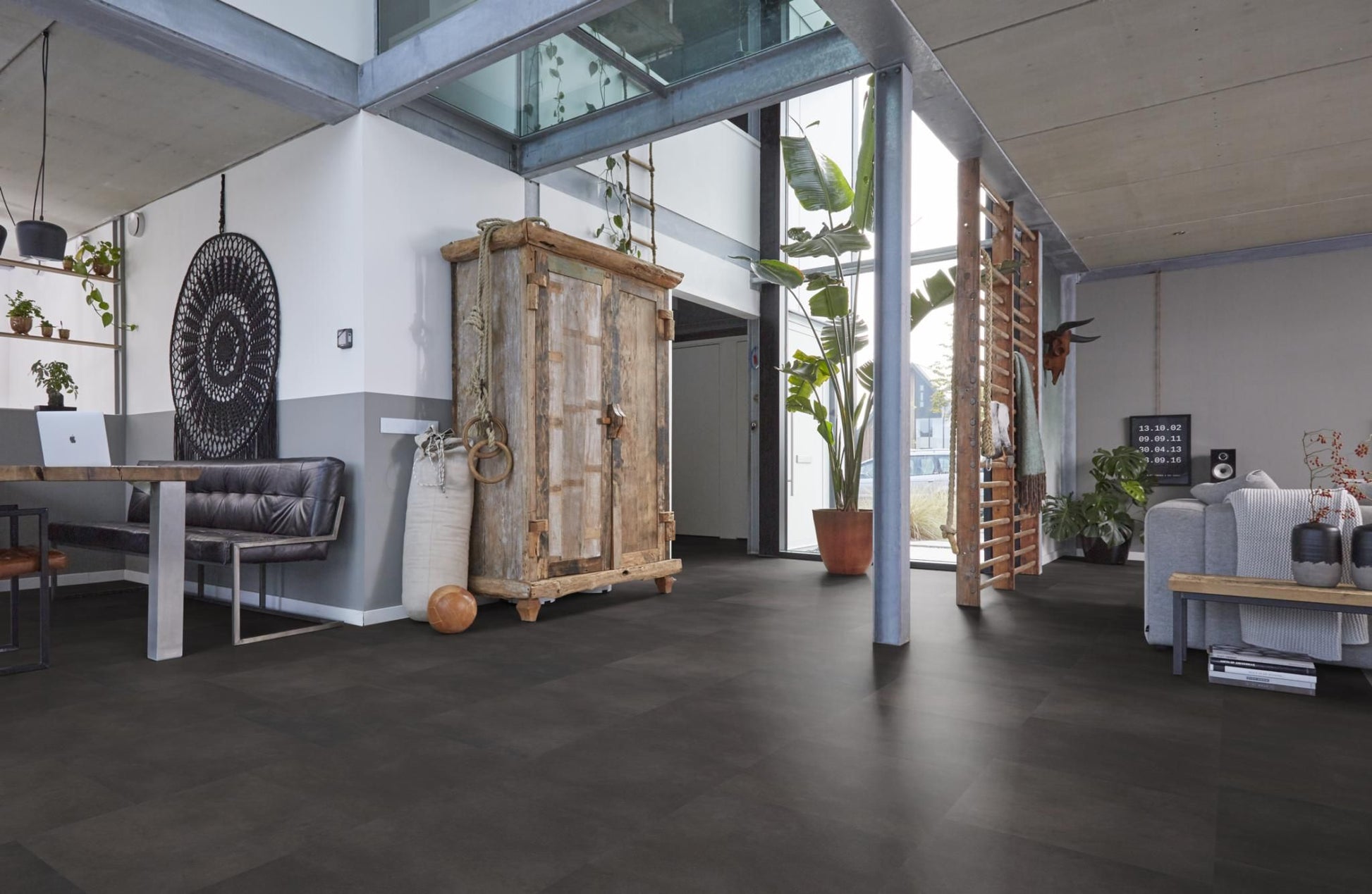 Floorlife Click PVC Tegel Peckham XL Anthracite 1983 SRC - Antraciet zwart 81.2 x 40.6 cm - Solza.nl